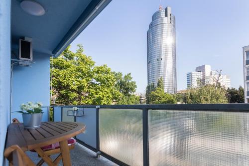 Spacious 2BDR Apartment with balcony - FREE PARKING