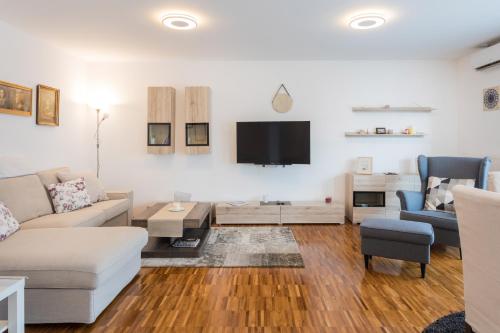 Spacious 2BDR Apartment with balcony - FREE PARKING