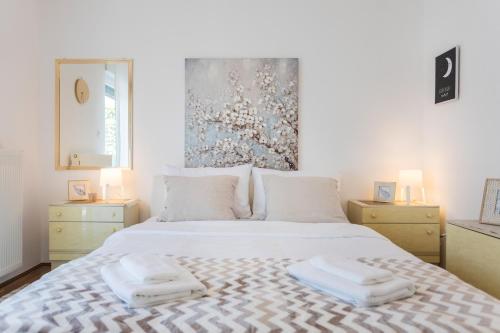 Spacious 2BDR Apartment with balcony - FREE PARKING