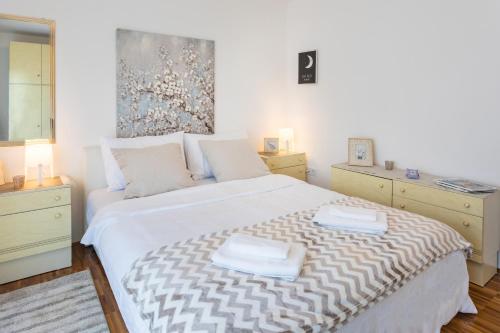 Spacious 2BDR Apartment with balcony - FREE PARKING