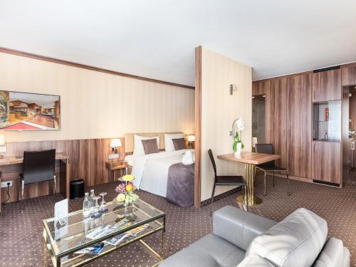 ベルリンにあるLiving Hotel Berlin Mitteのベッドとデスクが備わるホテルルームです。