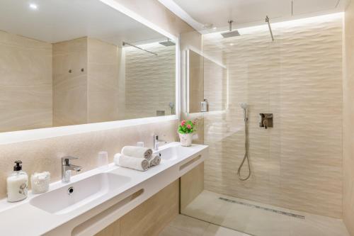 a bathroom with a shower, sink, and tub at Hotel Samos in Magaluf