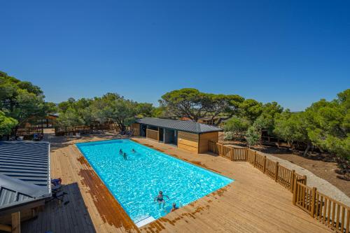 een uitzicht over het zwembad van een resort bij Viglamo Domaine Presqu'île de La Franqui in Leucate