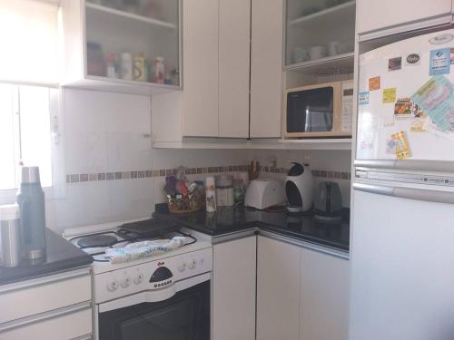 Kuchyň nebo kuchyňský kout v ubytování Parquemar Center 2, Torre D, Apartamento 1302