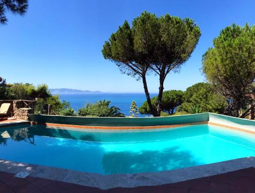 una piscina con vistas al océano en casa vacanze argentarola, en Porto Santo Stefano