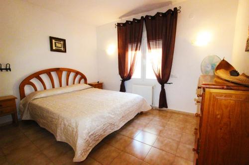 a bedroom with a bed and a window at VILLA SPARTACUS - piscina privada y vistas al mar in Calpe