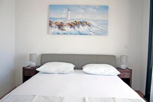 Tempat tidur dalam kamar di Apartments Villa Zvonimir