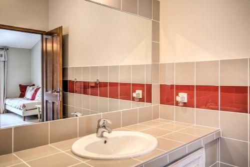 une salle de bain avec un lavabo et un miroir dans l'établissement Mas Santoline, à Eygalières