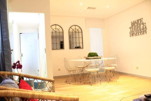 - une salle à manger avec une table et des chaises dans l'établissement Luxury Apartment in Plaza de España, à Madrid