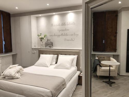 une chambre avec un grand lit et un miroir dans l'établissement Picinque B, à Côme