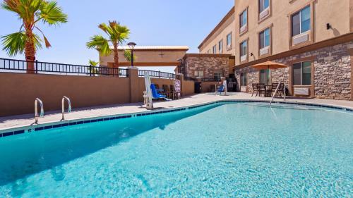 a large swimming pool in front of a building at Best Western Plus New Barstow Inn & Suites in Barstow