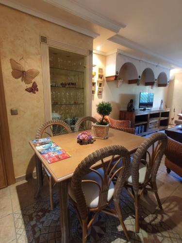 a dining room table and chairs in a kitchen at Apartamento en Torremolinos in Torremolinos