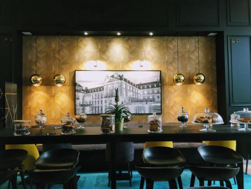 een tafel in een kamer met een foto aan de muur bij City Loft Apparthotel in Dijon