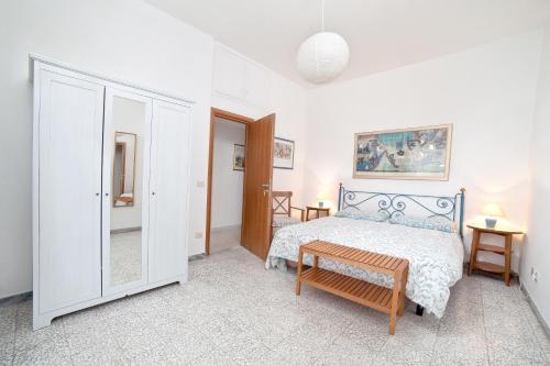 ローマにあるア カーサ ア テスタッチョの白いベッドルーム(ベッド1台、鏡付)
