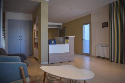 a living room with a couch and a table at SanPier - Alquileres Temporarios in Allen