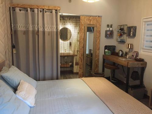 セリニャンにあるVilla Kalimeraのベッドルーム(ベッド1台、デスク、鏡付)