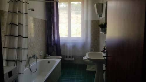 Ванная комната в VAL D'ORCIA DELUXE 2, RAFFINATA CASA immersa nel verde con WiFi, giardino e parcheggio