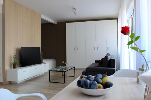 TV a/nebo společenská místnost v ubytování Little Romance in Bratislava
