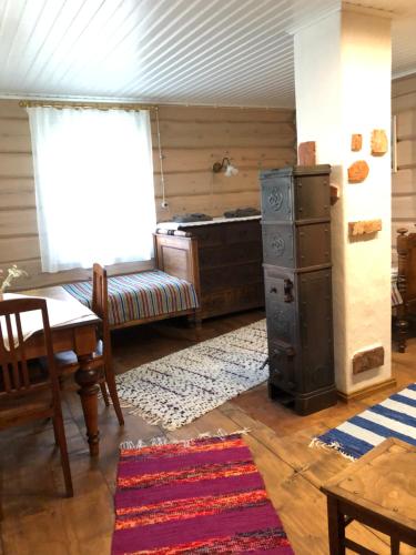 una cocina con fogones y mesa y una habitación en Ligedama Wabatalu, en Koljaku