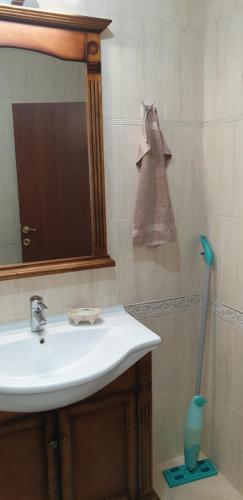 bagno con lavandino e specchio di Студио Тони a Varna