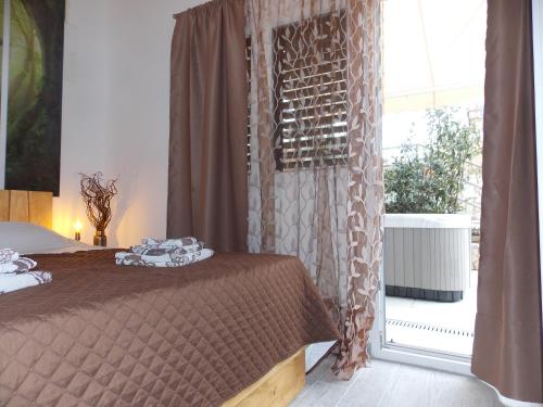 Posteľ alebo postele v izbe v ubytovaní Apartment with private garden, hot tub, WiFi, SAT TV, Klima, near beach