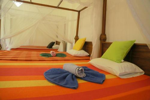 um quarto com duas camas com chapéus em Gihan Guesthouse em Mirissa