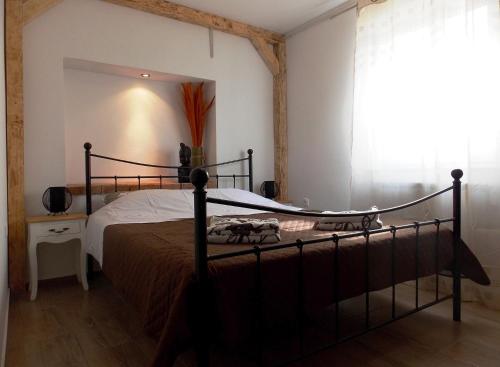 een slaapkamer met een bed en een raam bij Apartment with private pool in Njivice