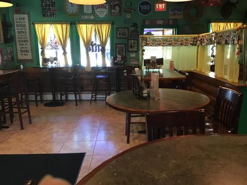 Un lugar para sentarse en Halfway House Motel