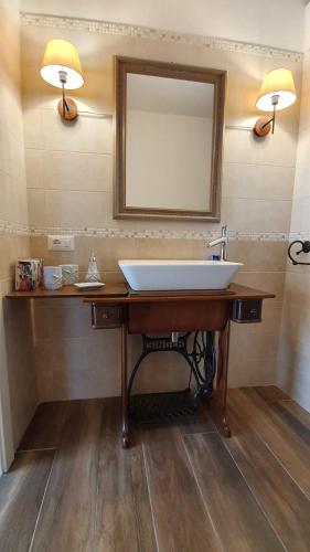 bagno con lavandino e specchio di DOMU NOSTA di Giulio & Ignazia Room2 a Santa Luria