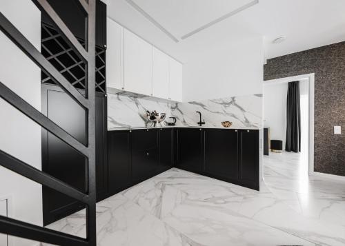 Giường trong phòng chung tại Luxury Suites Kaunas, self-check in