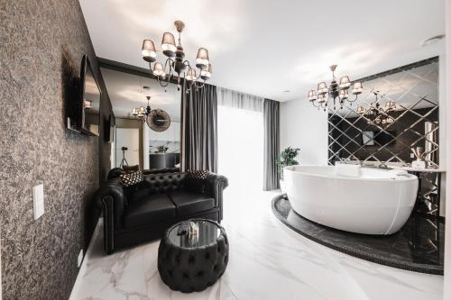 Khu vực ghế ngồi tại Luxury Suites Kaunas, self-check in