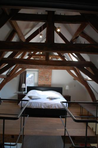 a bedroom with a bed in the attic at Rubbensloft in Zele