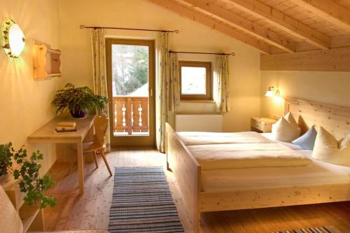 Postel nebo postele na pokoji v ubytování Hotel Gasthof Stuibenfall