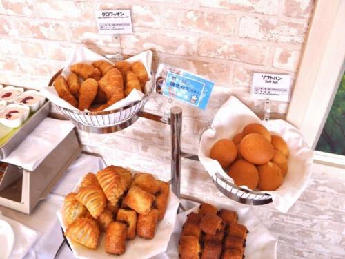 - une table recouverte de paniers de pain et de viennoiseries dans l'établissement Urayasu Beaufort Hotel, à Urayasu