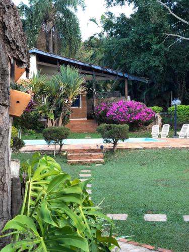a house with a yard with plants and flowers at Casa De Campo Boituva in Boituva