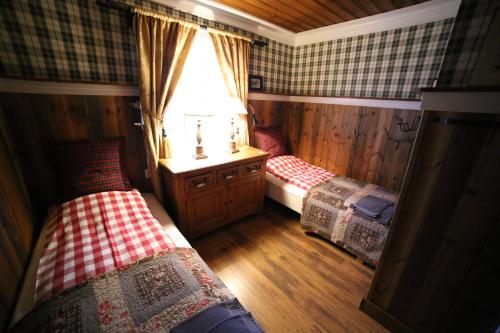 מיטה או מיטות בחדר ב-Skarvruets Högfjällshotell