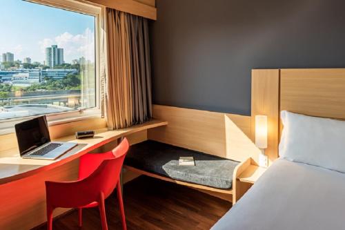 A bed or beds in a room at ibis Sao Jose dos Campos Colinas