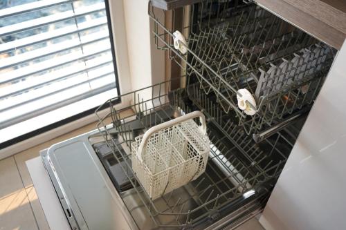 um suporte para secar pratos numa máquina de lavar louça em Hillhouse Novo mesto em Novo Mesto