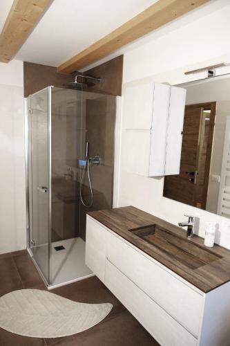 Ένα μπάνιο στο Alpine Home Fiemme