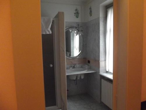 a bathroom with a sink and a mirror at Locanda del Boscogrande in Montegrosso dʼAsti