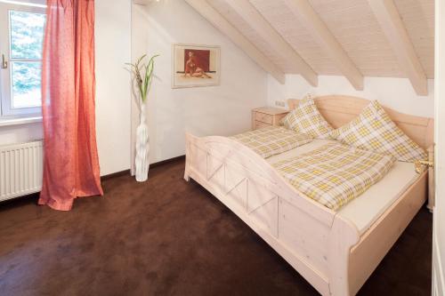 מיטה או מיטות בחדר ב-Ferienwohnungen Weidach
