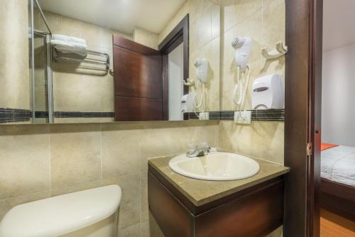 A bathroom at Hotel Bogota Resort