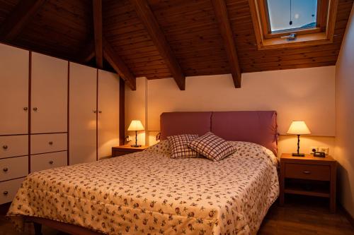 - une chambre avec un lit, 2 tables de nuit et 2 lampes dans l'établissement Pano's House, à Arachova
