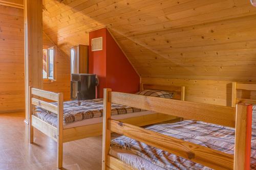 Katil dua tingkat atau katil-katil dua tingkat dalam bilik di Grey green and fun 4 YOU - 2 Cottages