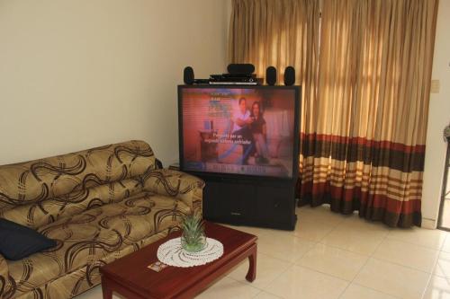 TV a/nebo společenská místnost v ubytování Habitaciòn Cambulos 3
