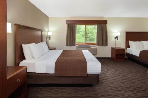Ένα ή περισσότερα κρεβάτια σε δωμάτιο στο AmericInn by Wyndham Ironwood