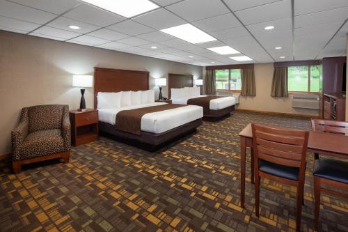 Ένα ή περισσότερα κρεβάτια σε δωμάτιο στο AmericInn by Wyndham Ironwood