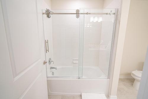 Only 5 Miles from Disney! Free Water Park! 2 Bed, 2 Bath Condo, Sleeps 8 photo 12