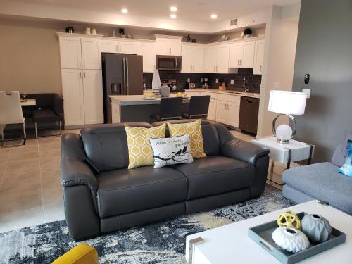 Only 5 Miles from Disney! Free Water Park! 2 Bed, 2 Bath Condo, Sleeps 8 photo 13