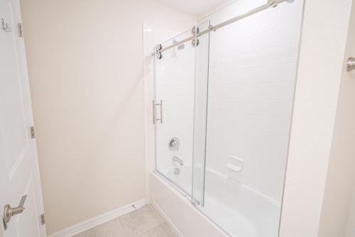 Only 5 Miles from Disney! Free Water Park! 2 Bed, 2 Bath Condo, Sleeps 8 photo 14